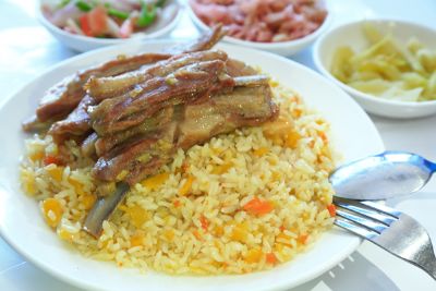 油焖羊羔肉抓饭，新疆克拉玛依特产油焖羊羔肉抓饭图文介绍