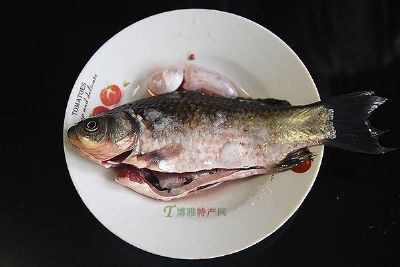 蛤蜊氽鲫鱼，浙江省杭州特产蛤蜊氽鲫鱼图文介绍