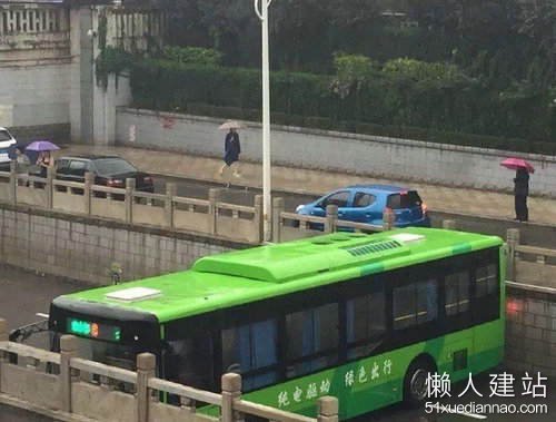 暴雨最牛公交掉头公交车原地掉头