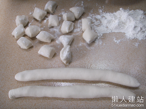 醒好的面团再次揉光滑后搓成棍状后分成小剂子
